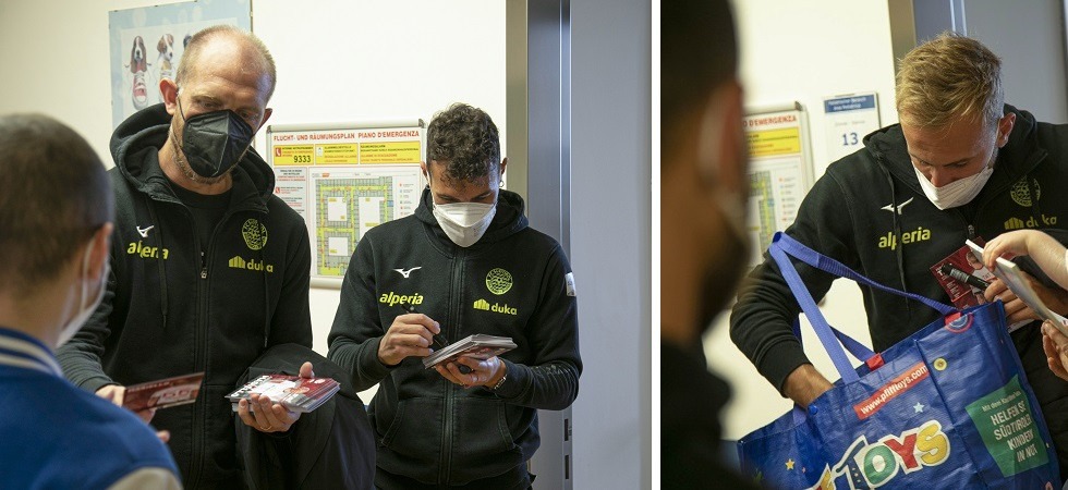 I calciatori del Südtirol fanno visita ai bambini ricoverati in pediatria: tanti gadget e regali per i piccoli pazienti